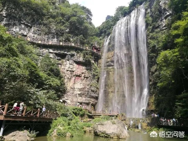 最近游三峡景区说是免费照相，可是取照片时却收15元，否则就不给你照片，你怎么看这种行为？