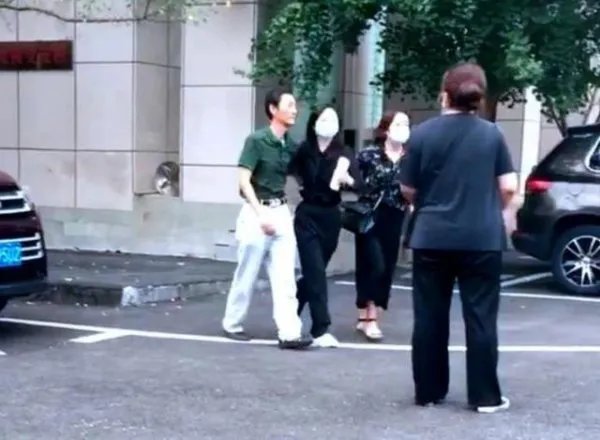 谭松韵和肇事者是小学同学，被告人对此有何表示？