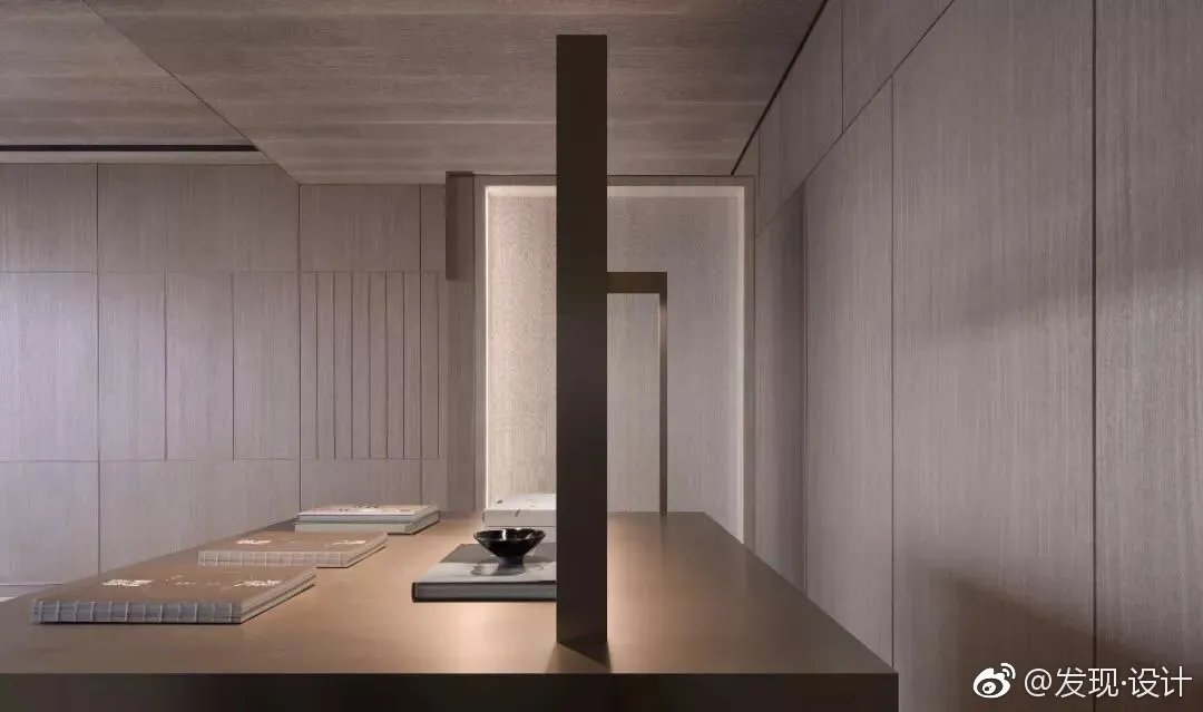 琚宾新作 | 构色  这个场地的先天条件非常优越，有一大面窗...