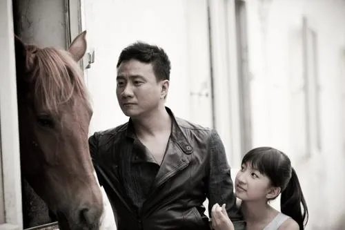 父亲摆摊照顾因病沉睡女儿12年，父爱有多伟大？