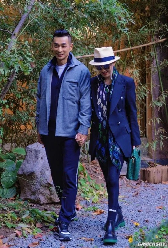 赵文卓晒照纪念与妻子相识20周年:百年修得共枕眠