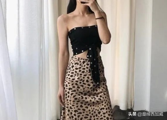 豹纹裙子怎么搭配上衣?