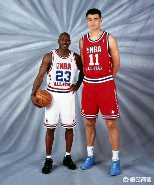 你觉得NBA球星和姚明一起合影会是什么效果？