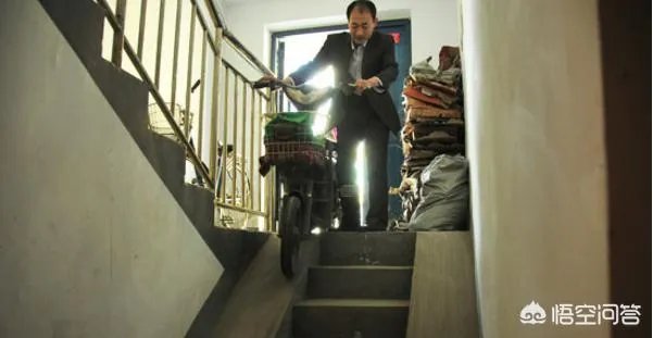 怎么推电动车走楼梯？