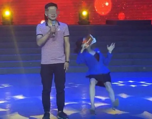 舞台上晕倒女主持人现身辟谣?