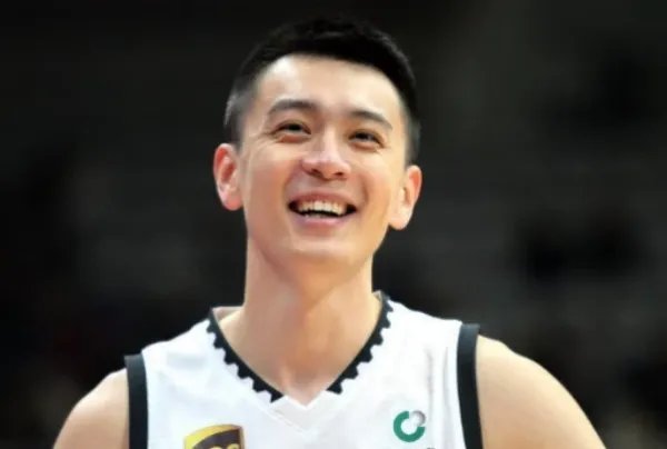 辽宁男篮主教练杨鸣