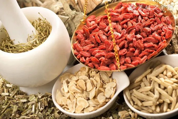 反垄断局挂牌的当天，第一枪就打向了医药领域，而且是最关键的原料药