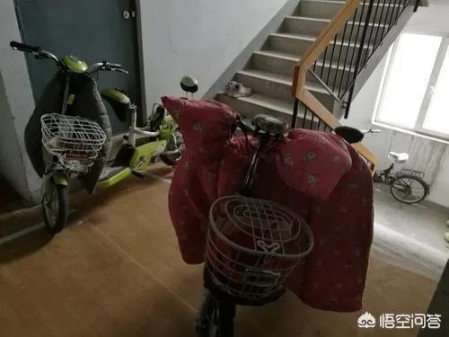 怎么推电动车走楼梯？