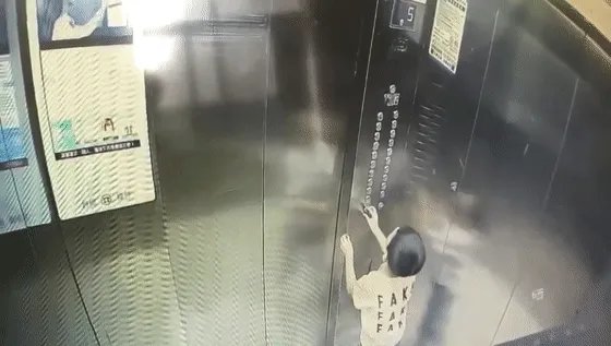 合肥一男孩电梯内小便导致失火被困，这名孩子缺乏哪些安全意识？