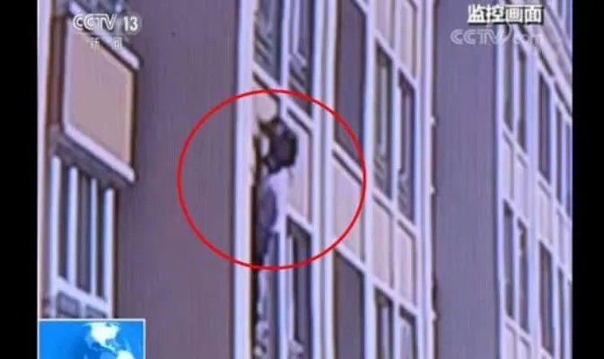 短袖哥勇救男童详情过程画面：正所谓远亲不如近邻