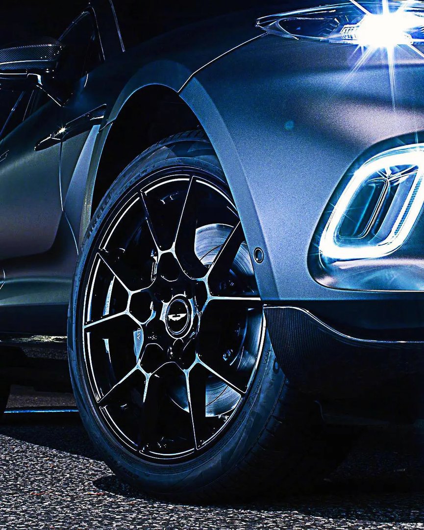 阿斯顿马丁旗下首款SUV——DBX黑色车身深夜秀身材，有品位的成功人士未来的新宠。