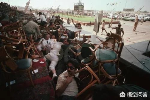 伊朗阅兵遭武装分子持枪突袭,在场几千士兵为何无一开火还击?