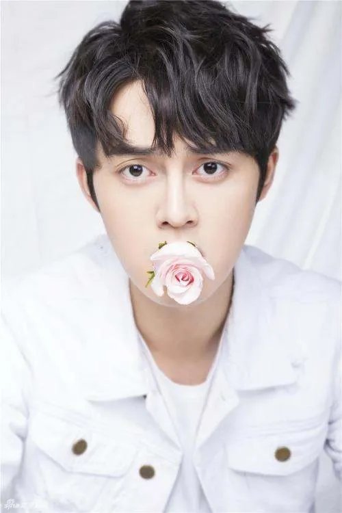 和谢娜同姓的艺人谢彬彬是何许人也，他有哪些个作品？