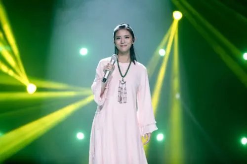 2009快乐女声黄英近况曝光  挺大肚与老公逛街