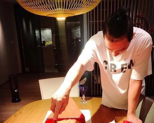 被称是极品穷人的陈小春，资产身价到底有多少？