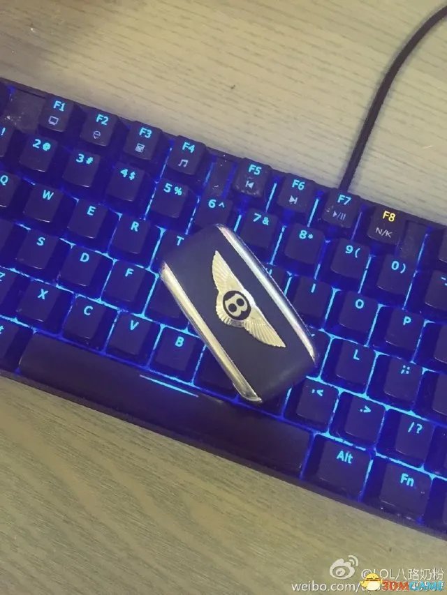 玩游戏走人生巅峰 LOL国服第一蛮王老婆送宾利跑车