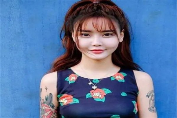 小猪先生现在和韩安冉还有联系吗，他为何对韩安冉的一举一动特别了解？