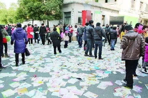 男子闹市撒宣传单被罚是怎么回事？