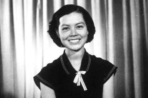 中国第一位电视播音员沈力去世,她是因何去世的?