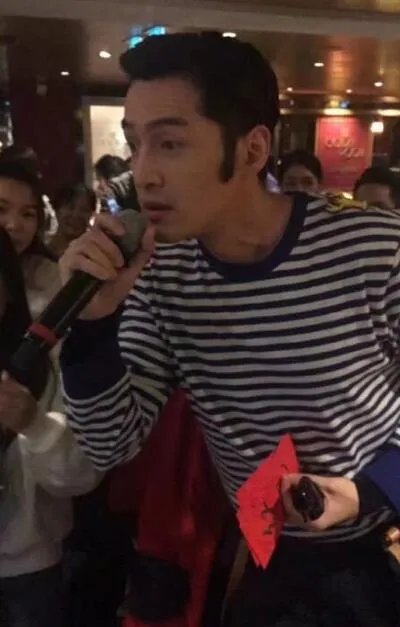 胡歌现身某公司年会 模仿猫王鬓角抢镜