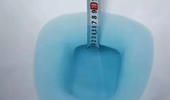 ＃吐槽＃去朋友家上厕所，马桶漏水也太尴尬了吧