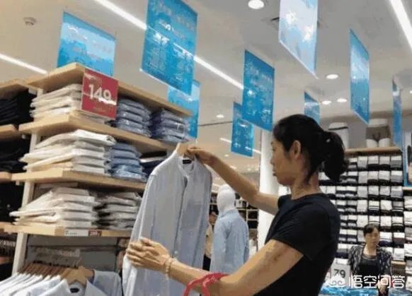 郎平功成名就，朱婷千万年薪，却依旧挑选几十块钱的衣服，你怎么看？