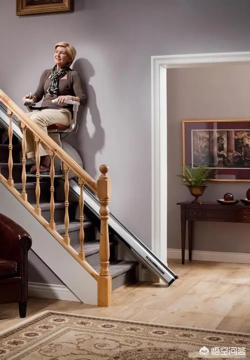 怎么推电动车走楼梯？