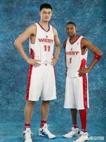 你觉得NBA球星和姚明一起合影会是什么效果？