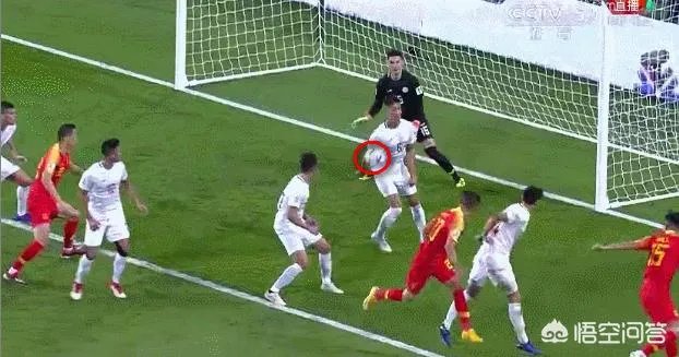 于大宝进球后，为什么菲律宾队员向裁判举手示意？中国队有人手球了吗？