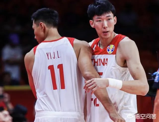 王哲林点赞央视批评自己的微博，而周琦点赞球迷为自己洗白的微博，你怎么看？