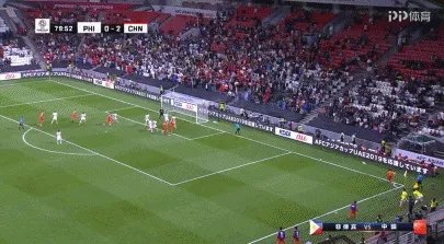 于大宝进球后，为什么菲律宾队员向裁判举手示意？中国队有人手球了吗？