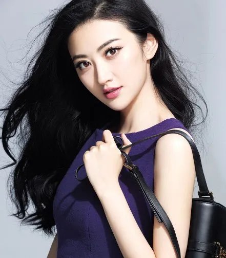 张艺谋成龙对她爱不释手，被传金主包养的景甜，到底真相如何？