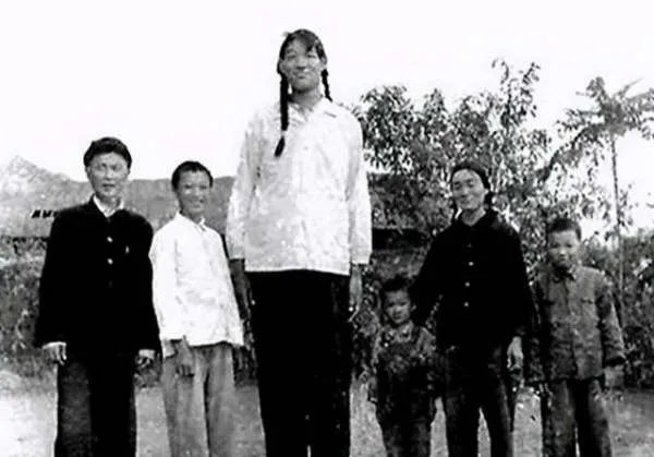 53岁女篮巨人郑海霞近况：双腿变形无子女陪伴，为何丈夫去向成谜？