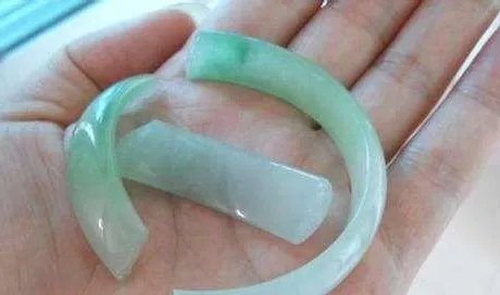 顾客在洗浴中心滑倒了，手上玉镯摔碎了，大家觉得应该赔偿吗？