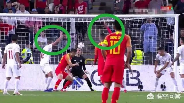 于大宝进球后，为什么菲律宾队员向裁判举手示意？中国队有人手球了吗？