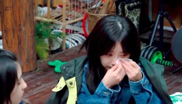 谭松韵和肇事者是小学同学，被告人对此有何表示？