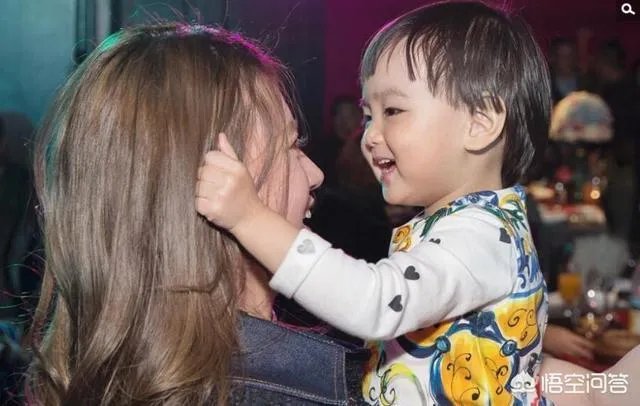 范志毅携娇妻和大小女儿庆祝自己50岁的生日，一家四口其乐融融，对此你怎么看？