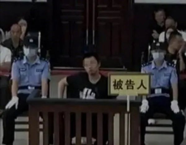 谭松韵和肇事者是小学同学，被告人对此有何表示？