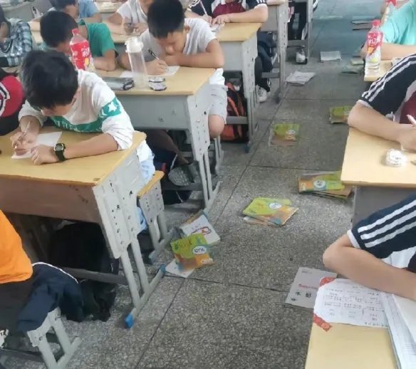 “00后老师开始撕伞了”登上热搜，这到底是一个什么梗？