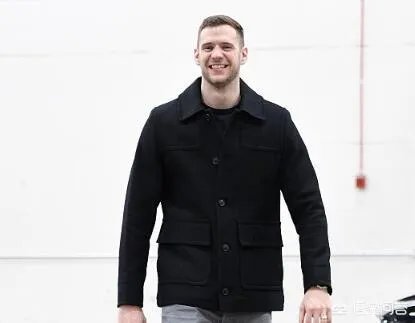 7月10日，雄鹿裁掉大前锋洛伊尔，湖人PF位置是最弱一环，他们该签下洛伊尔吗？