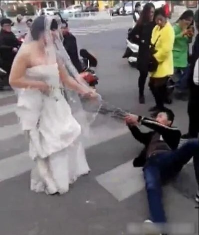 新娘铁链捆新郎去完婚 竟当街上演SM画面(图/视频)