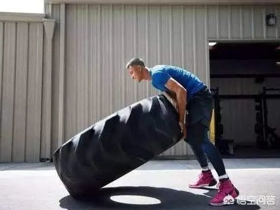 王哲林点赞央视批评自己的微博，而周琦点赞球迷为自己洗白的微博，你怎么看？