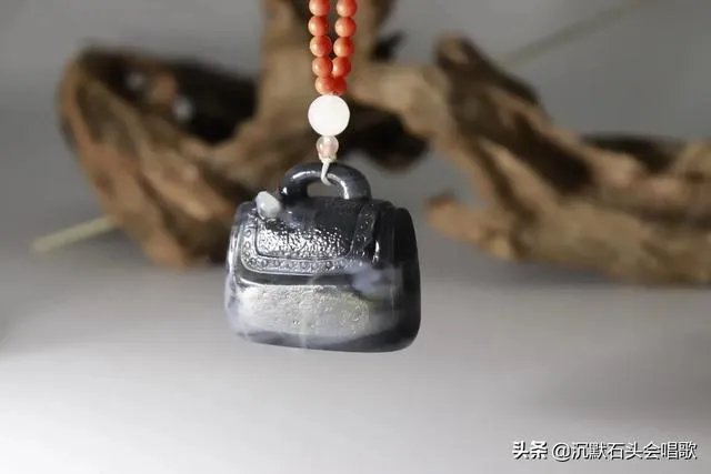 新疆黑玉手镯的价格一般是多少？如何鉴别黑玉手镯的真假？