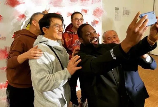 普通人和NBA巨人合影，怎样才能显得不矮？