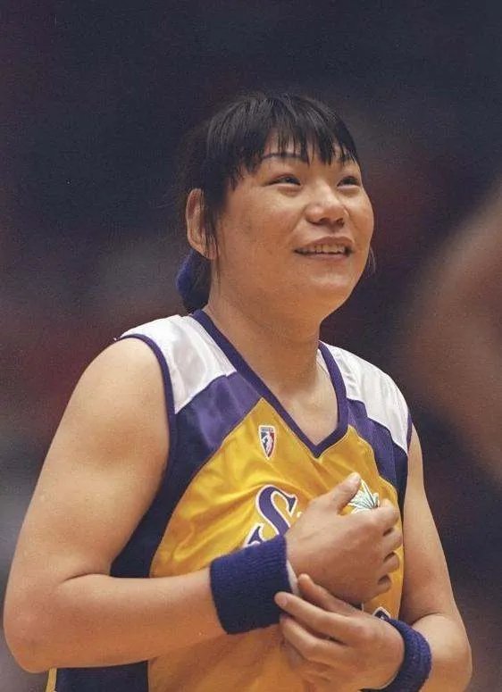 53岁女篮巨人郑海霞近况：双腿变形无子女陪伴，为何丈夫去向成谜？