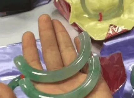 顾客在洗浴中心滑倒了，手上玉镯摔碎了，大家觉得应该赔偿吗？