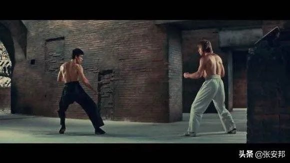李小龙在电影中决斗时双腿不断跳动，在实战中真的有用吗？有什么科学依据？