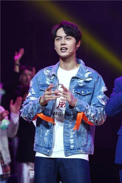 和谢娜同姓的艺人谢彬彬是何许人也，他有哪些个作品？