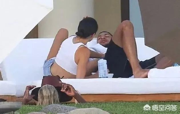 西蒙斯、TT和卡戴珊姐妹一起度假，你怎么看？