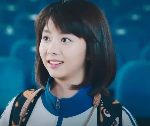 谭松韵走机场被粉丝送面粉，求给钟汉良“体面”，究竟是怎么回事？